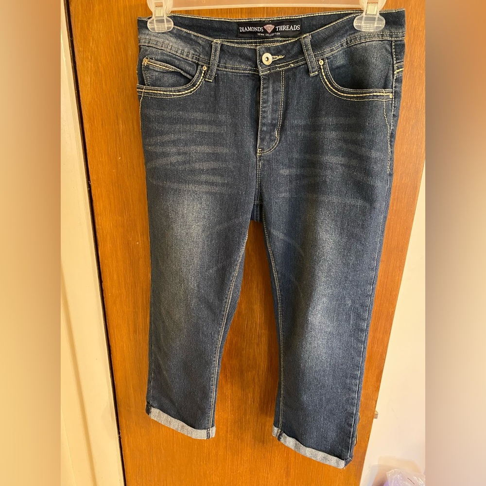 EUC ladies denim capris by Diamonds & Threads denim collection, size 14.